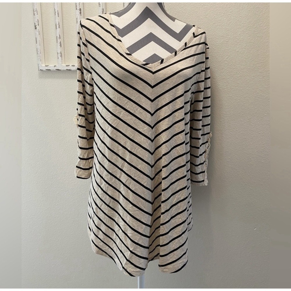 Fringe Benefits‎ Women's Size 1X Cream Black Stripe Swing Top Lace Sleeve Detail